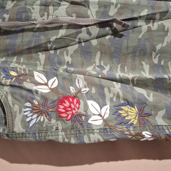 Style & Co Camouflage Capri Pants with Embroidery 18W - Picture 8 of 13